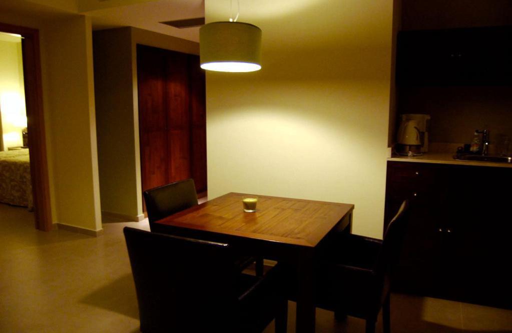 Astrolabe Hotel Khrónia Quarto foto